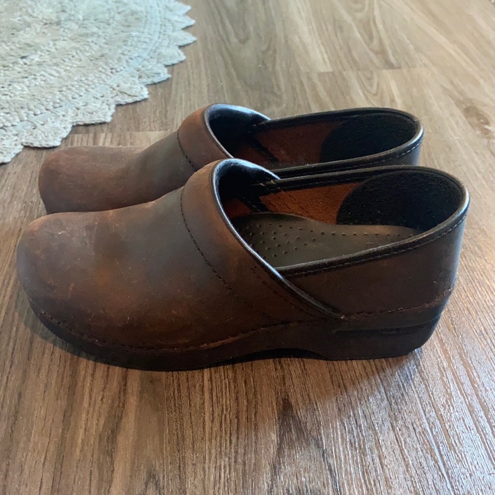 Dansko Size 39 Clogs